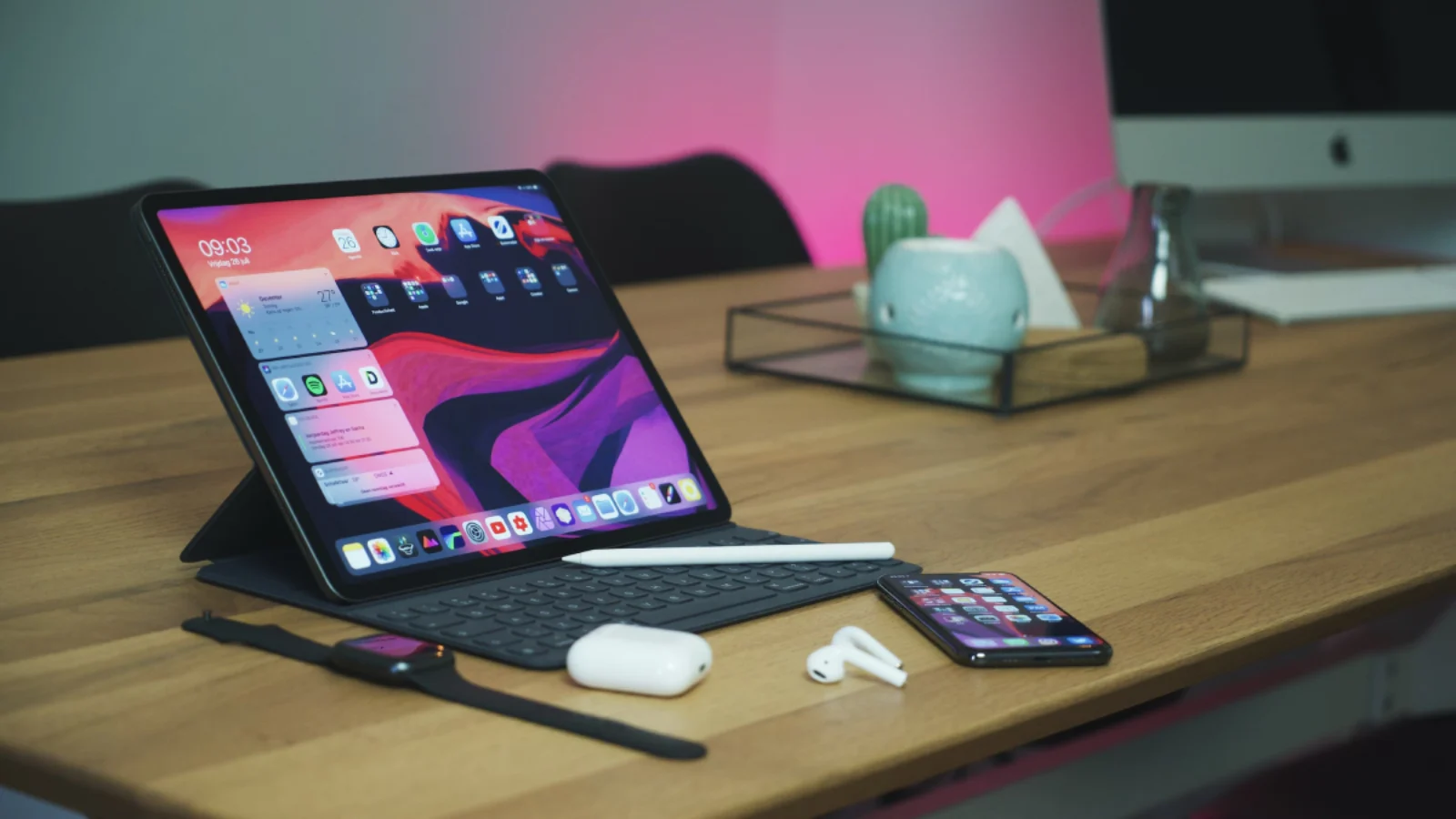 Cầm điện thoại, iPad, laptop